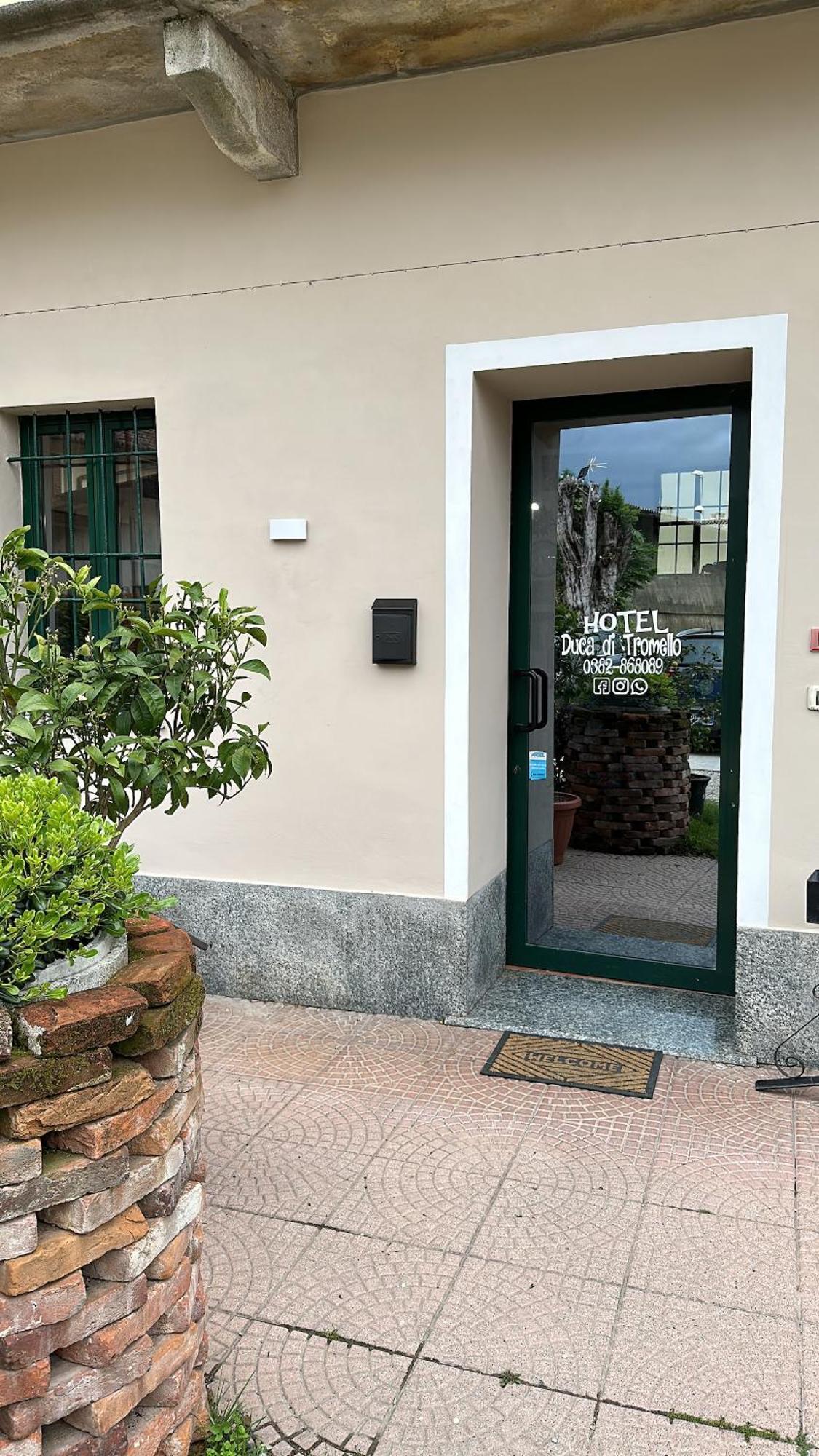 Hotel Duca Di Tromello Luaran gambar